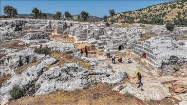 Diyarbakır'da eski taş ocağındaki arkeolojik kazıda 112 mezar bulundu