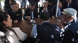 Wezîrê Karên Navxweyî Yerlikaya li Agiriyê bi welatiyan ra çayê vexwar û bi wan ra sohbet kir