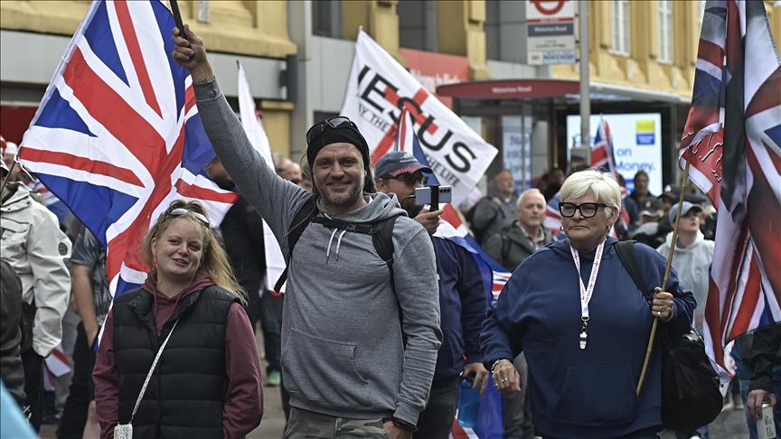 Hiljade ljudi marširalo u Londonu u znak podrške krajnje desničarskom aktivisti Tommyju Robinsonu
