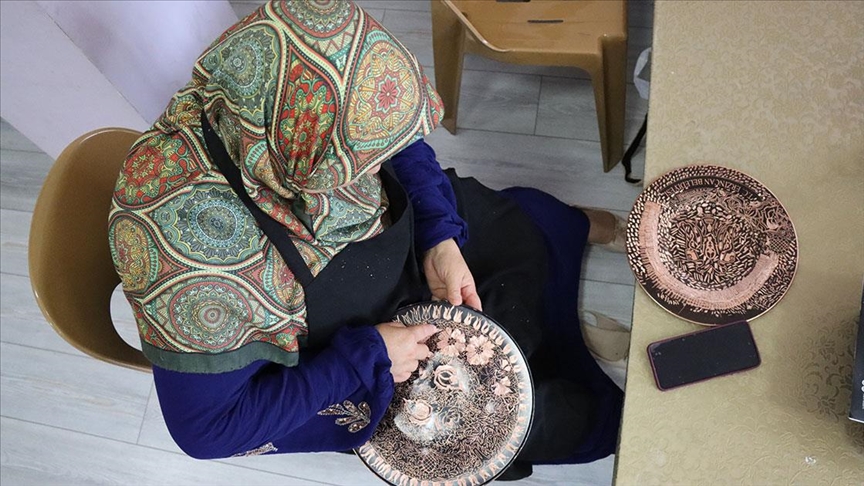 Erzincanlı kadınlar bakır işlemeciliğini geleceğe taşıyor