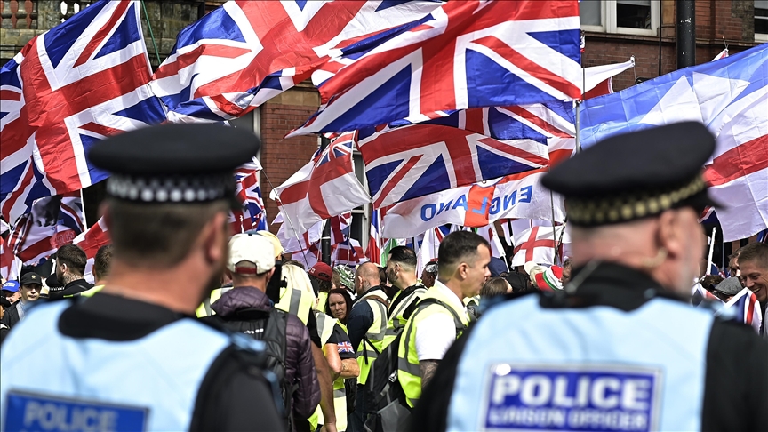 Londres : neuf arrestations lors d’affrontements entre manifestants d’extrême droite et la police