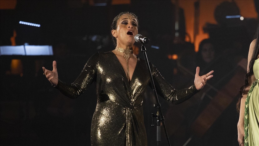 Këngëtarja izraelite Noa bën thirrje për paqe në një performancë në Firence