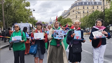 À Paris, des centaines de manifestants dénoncent le « génocide à Gaza »