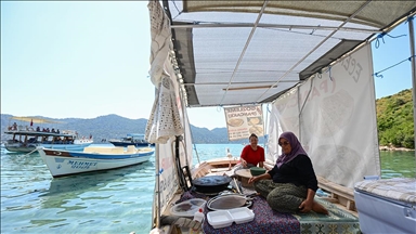 Teknede "kaynana-gelin" dayanışmasıyla yapılan gözlemeler tarihi Hamidiye Koyu'nu lezzet durağına dönüştürdü