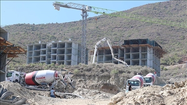 Hatay'da afet konutları ve ticaret merkezlerinin yapımı sürüyor