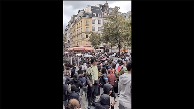 Paris'te ücretsiz yemek etkinliğinde izdiham