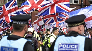 Londres : neuf arrestations lors d’affrontements entre manifestants d’extrême droite et la police