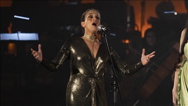 Këngëtarja izraelite Noa bën thirrje për paqe në një performancë në Firence