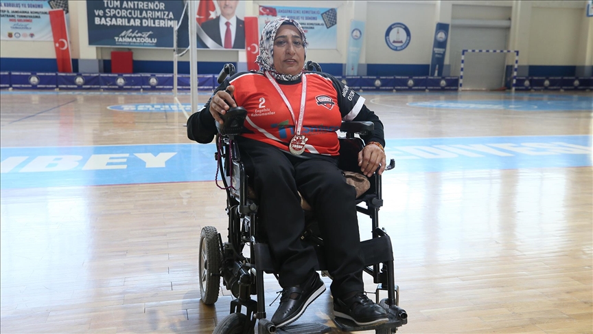 Yanlış iğne yüzünden çocukken engelli kalan kadın, boccia ile yaşama tutundu