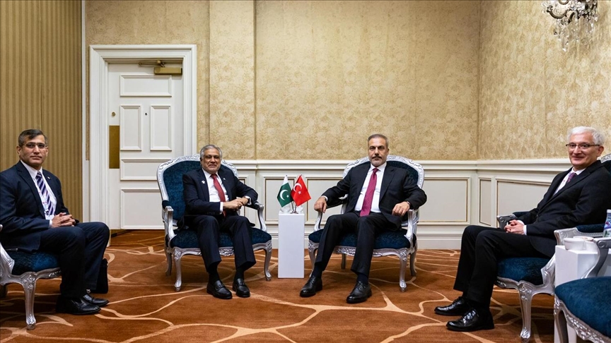 Turkish foreign minister meets with counterparts in Doha