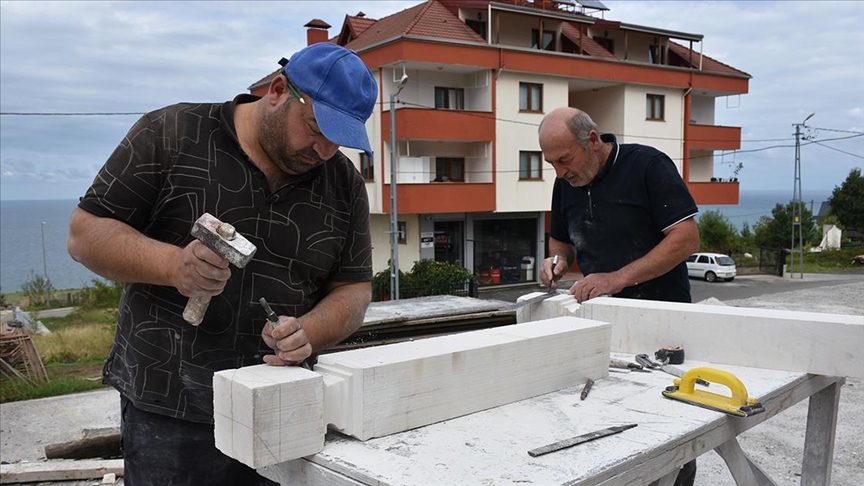 Yılın ahisi seçilen taş oyma ustası mesleğini oğullarıyla sürdürüyor