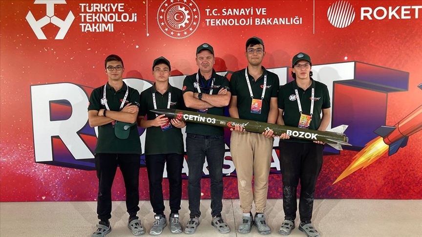 Lise öğrencileri geliştirdikleri roketle TEKNOFEST'te birinci olmanın mutluluğunu yaşıyor