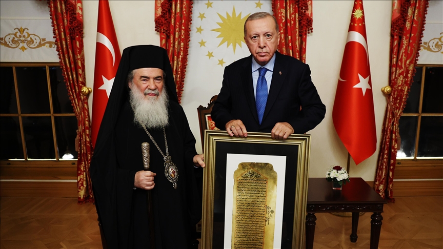 Jerusalemski patrijarh uručio turskom predsjedniku repliku historijskog zavjeta