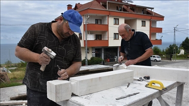 Yılın ahisi seçilen taş oyma ustası mesleğini oğullarıyla sürdürüyor