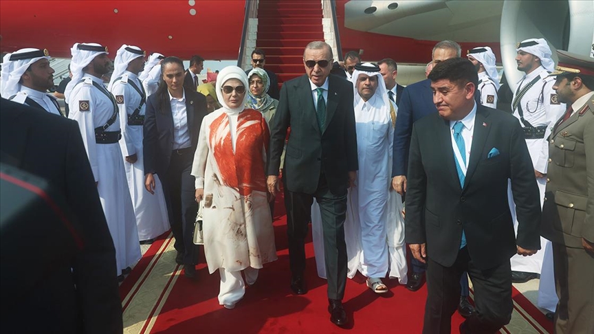 أردوغان يصل الدوحة للمشاركة في القمة العربية الإسلامية