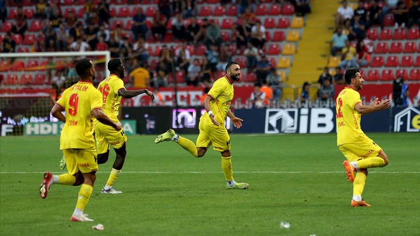 Göztepe ligin yenilgisiz 3 takımı arasında