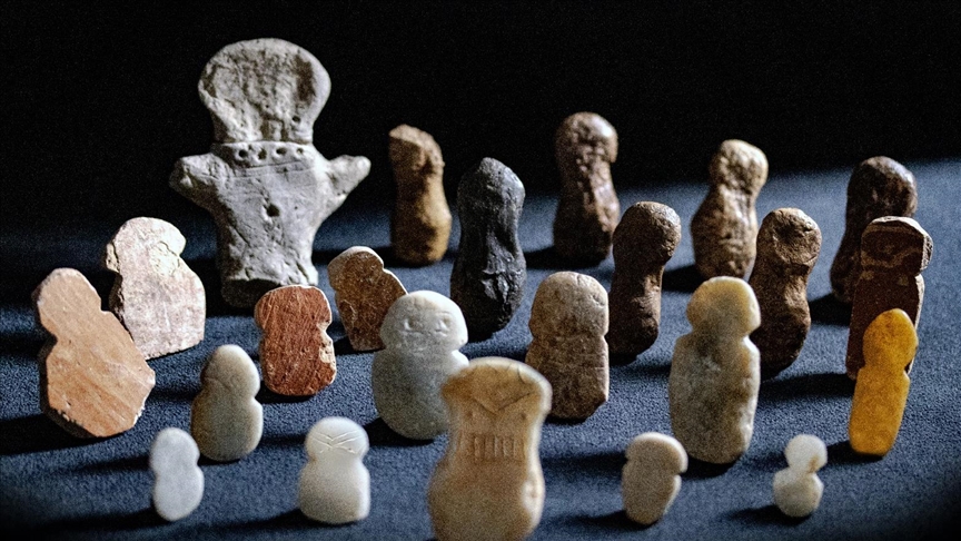 Tavşanlı Höyük'te 4 bin 500 yıllık idoller gün yüzüne çıkarıldı