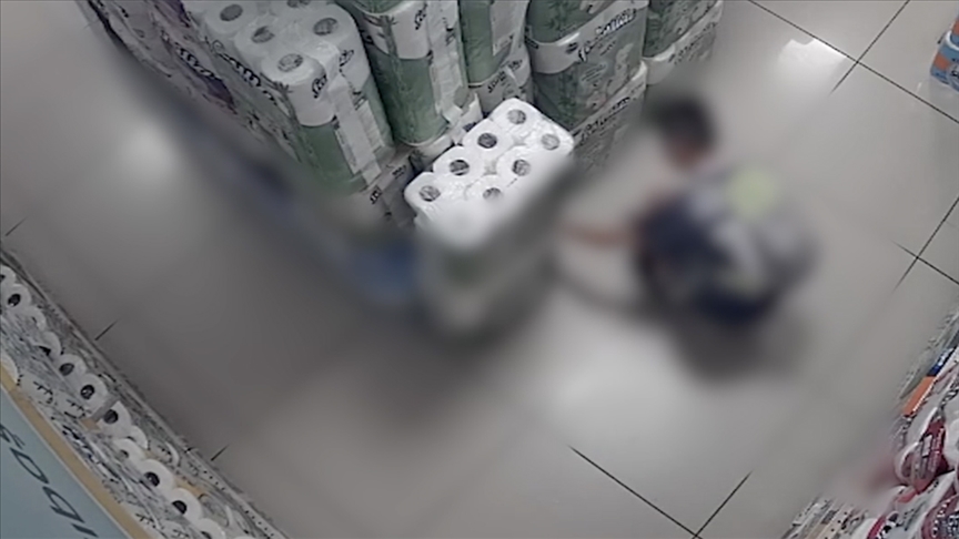 Bursa'da bir çocuğun markette peçeteleri yakma anı güvenlik kameralarınca kaydedildi