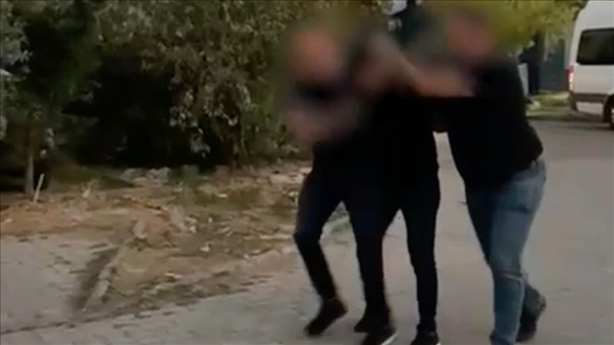 Kocaeli'de hız uyarısı yapan kişiye saldıran sürücü yakalandı