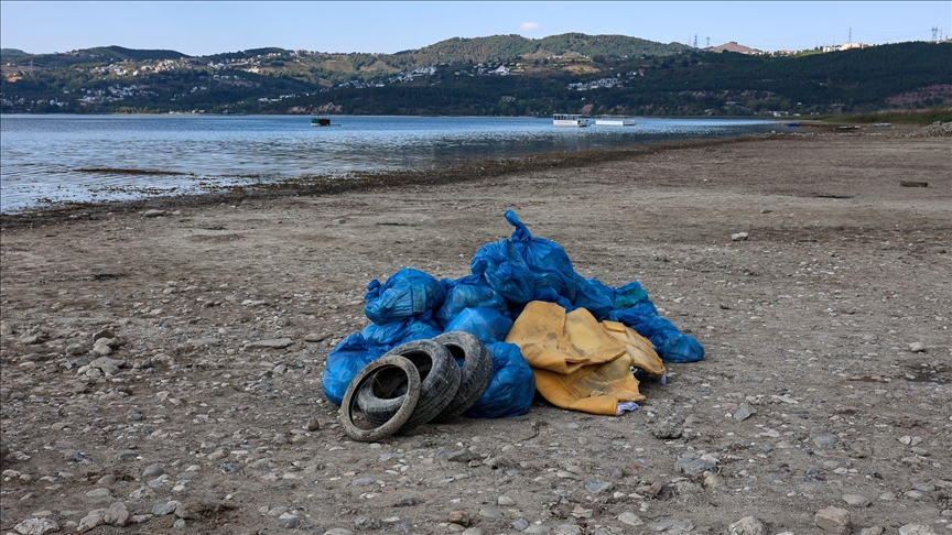 Sapanca Gölü çevresinden 2 ton atık toplandı