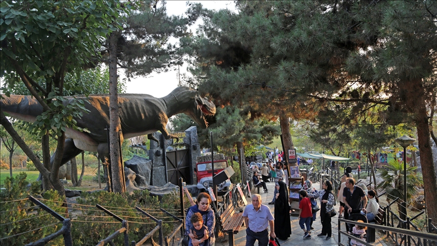 Teheranski "Jurski park": Dinosaurusi u prirodnoj veličini sa zvučnim i pokretnim efektima