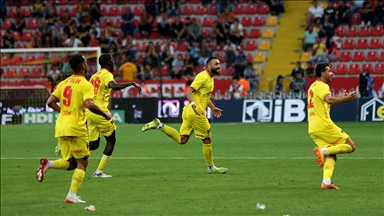 Göztepe ligin yenilgisiz 3 takımı arasında