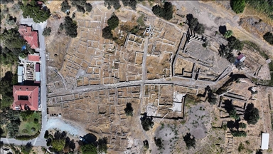İzmir'deki 5 bin yıllık Smyrna Höyüğü'nde arkeolojik kazılar sürüyor