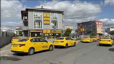 İstanbul'da taksiciler yeni tarife için cihazlarını istasyonlarda güncelletiyor