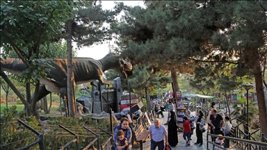 Teheranski "Jurski park": Dinosaurusi u prirodnoj veličini sa zvučnim i pokretnim efektima