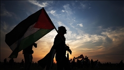 Varios artistas gritan "Palestina libre" y "Alto al fuego" durante la 77ª edición de los Premios Emmy