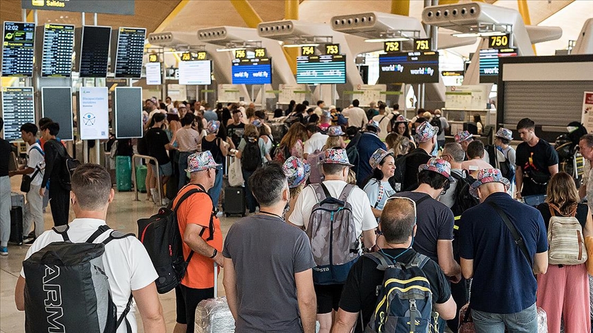 Madrid havalimanında özel güvenlik çalışanlarının grevi nedeniyle uzun kuyruklar oluştu