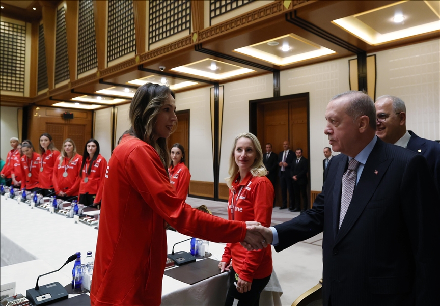 Erdogan reçoit l’équipe nationale féminine de volleyball, médaillée d’argent lors du FIVB 2025