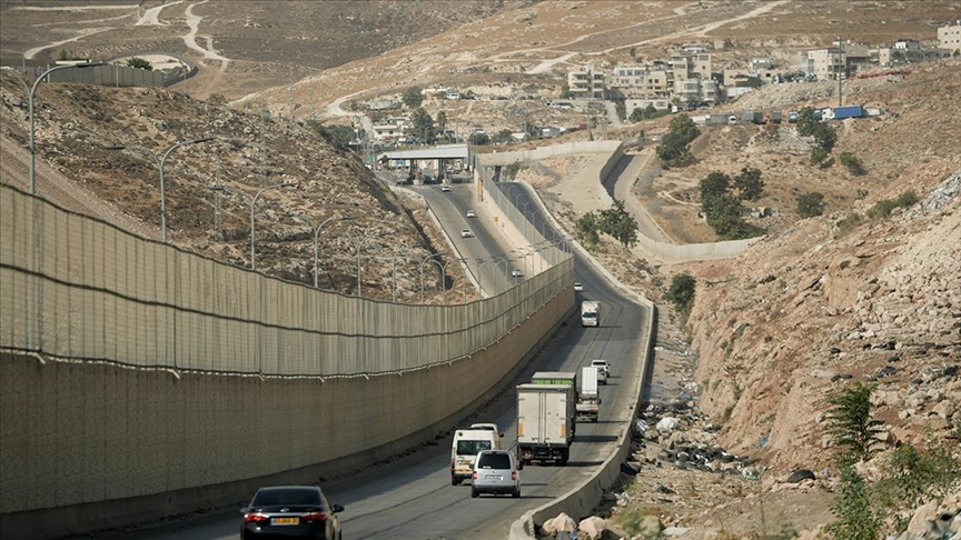 الجيش الإسرائيلي يقيم بوابات حديدية على مدخل بلدة العيزرية شرق القدس