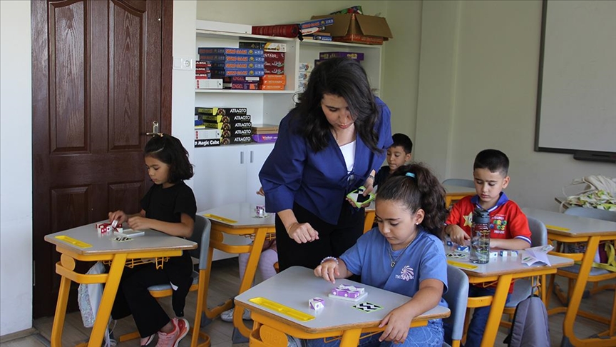"Dahi çocuklar" atölyelerle eğlenirken öğreniyor