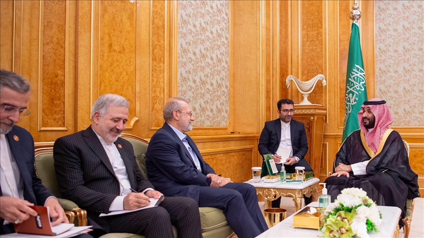 ابن سلمان يجري مباحثات مع أمين عام المجلس الأعلى للأمن الإيراني