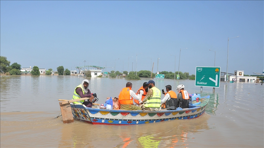 Thousands displaced as floods inundate further stretches in northeastern Pakistan