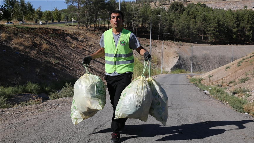 Şanlıurfalı genç 105 gündür çevreyi temizliyor