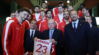 Cumhurbaşkanı Erdoğan A Milli Erkek Basketbol Takımı ile A Milli Kadın Voleybol Takımı'nı kabul etti