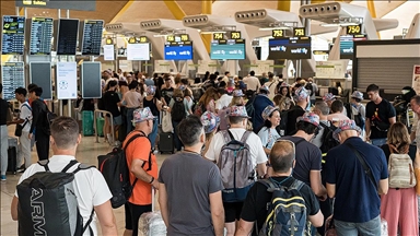 Madrid havalimanında, özel güvenlik çalışanlarının grevi nedeniyle uzun kuyruklar oluştu