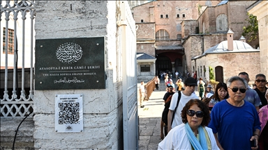 "Dijital İstanbul" projesi kapsamında kentteki tarihi cami ve türbelere karekod panolar asıldı