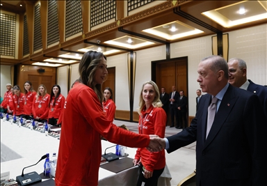 Erdogan reçoit l’équipe nationale féminine de volleyball, médaillée d’argent lors du FIVB 2025