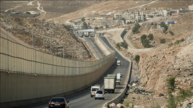الجيش الإسرائيلي يقيم بوابات حديدية على مدخل بلدة العيزرية شرق القدس