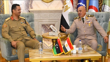 رئيس أركان الجيش المصري يبحث مع خالد حفتر التعاون العسكري والأمني