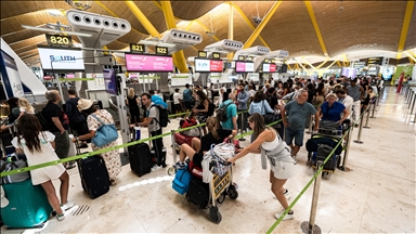 Largas colas en el aeropuerto de Madrid debido a la huelga del personal de seguridad 