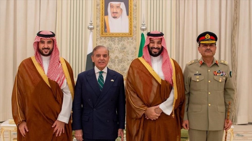 ولي العهد السعودي ورئيس وزراء باكستان يبحثان التطورات الإقليمية
