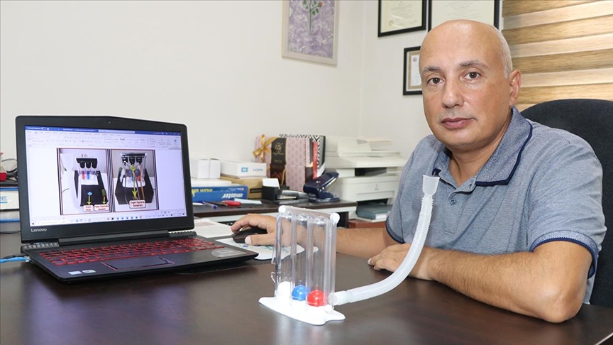Kovid-19 salgınında anne babasının kullandığı solunum egzersiz cihazını dijitale dönüştürüp patent aldı