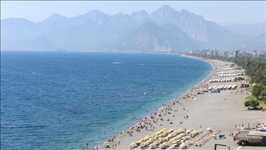 Antalya sahillerinde yoğunluk sürüyor