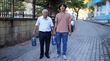Dede ve torunu engellilerin hayatına dokunmak için mavi kapak topluyor