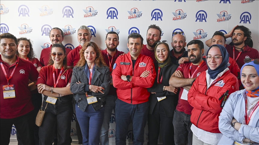 TEKNOFEST Yönetim Kurulu Başkanı Bayraktar AA standını ziyaret etti