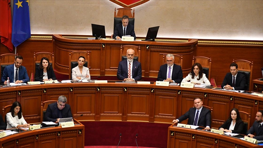 Албанскиот Парламент ја одобри новата Влада и програмата